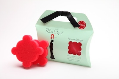 Fashion emergency remedy: Miss Oops! Rescue Sponge | Easily removes deodorant marks and powder marks.