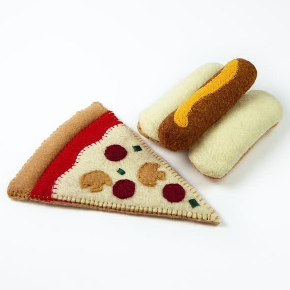 Gifts under $30: Felt play food from Noshkins #usalovelisted #madeinUSA #gifts